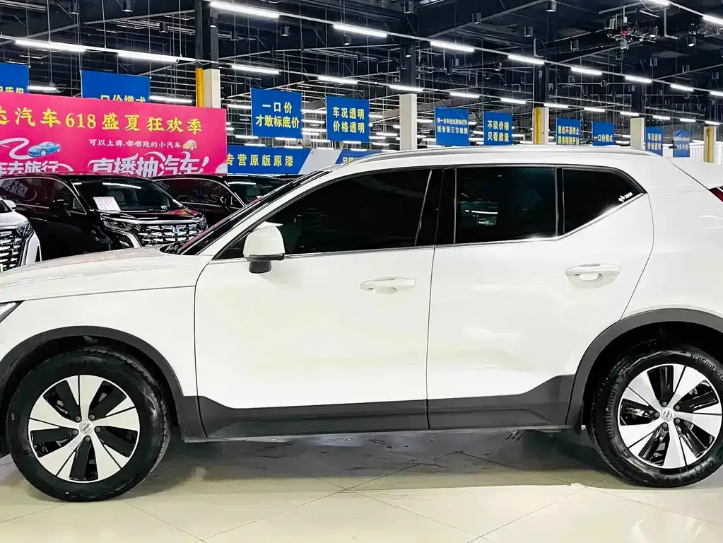 Volvo XC40 — фото 9