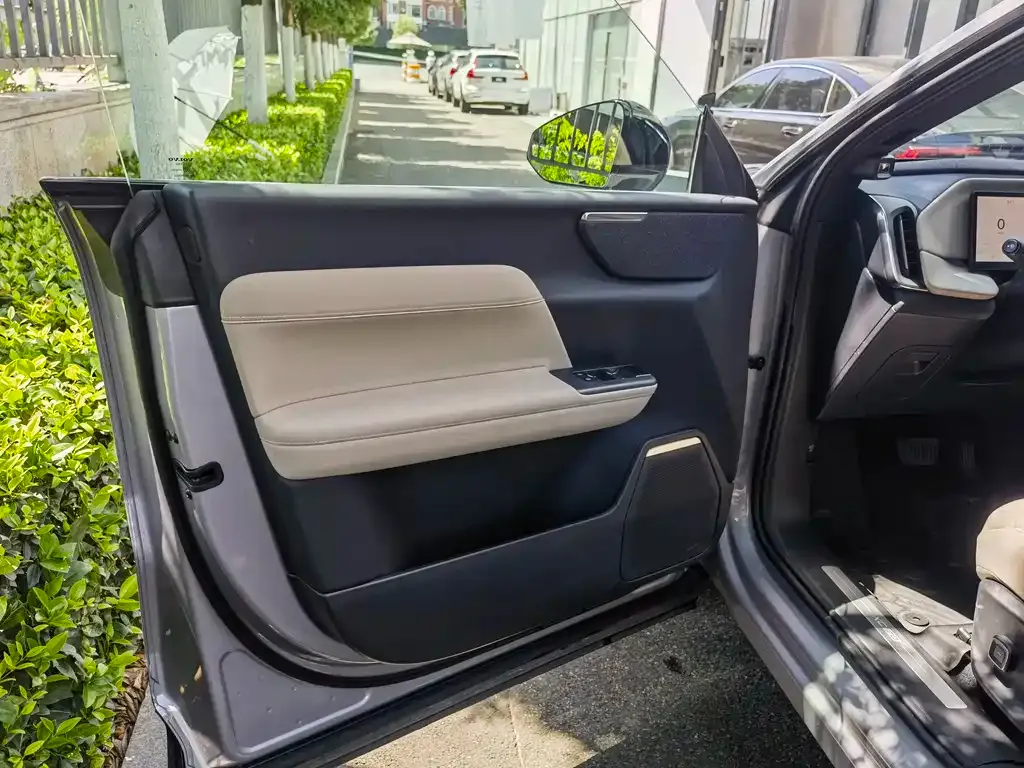 Volvo XC70 Plug-in Hybrid — фото 9