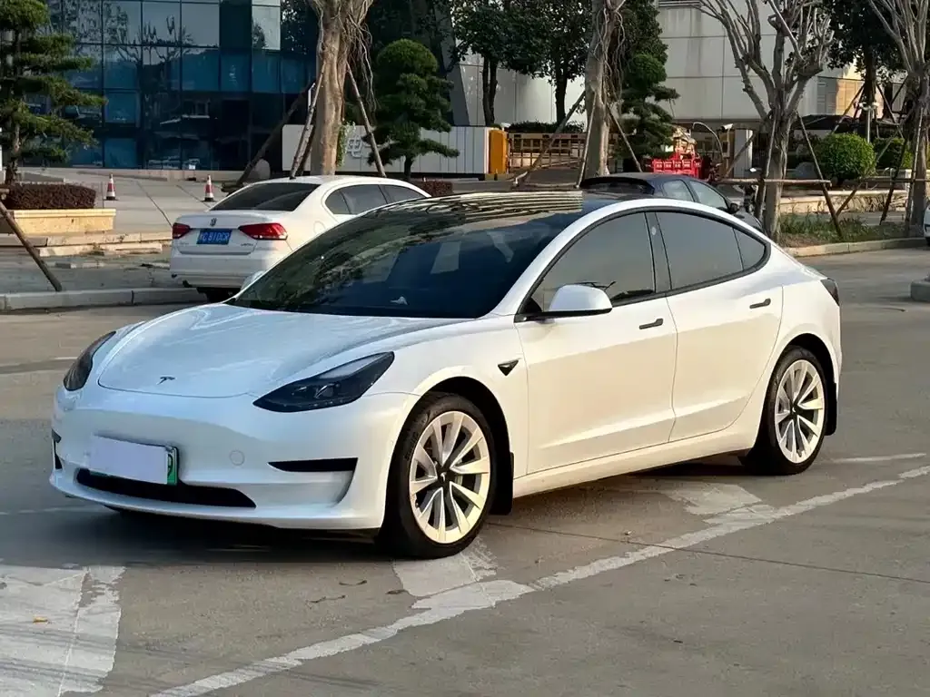 Tesla Model 3 — фото 1