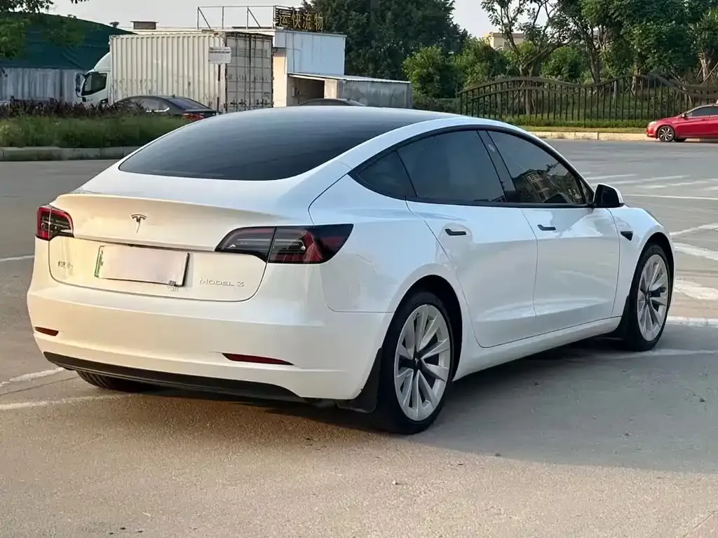 Tesla Model 3 — фото 4