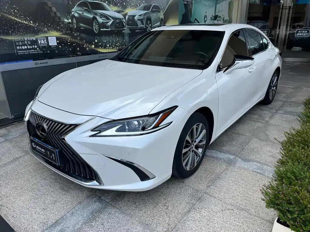 Lexus ES — фото 1