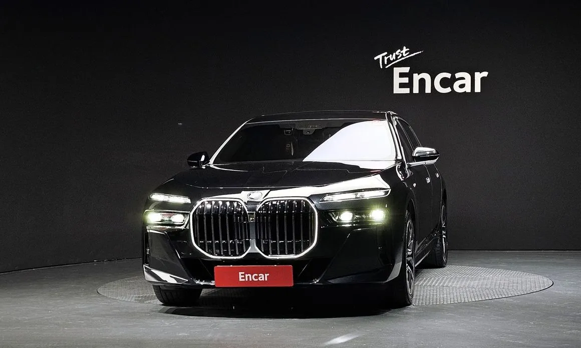 BMW 7-Series — фото 10