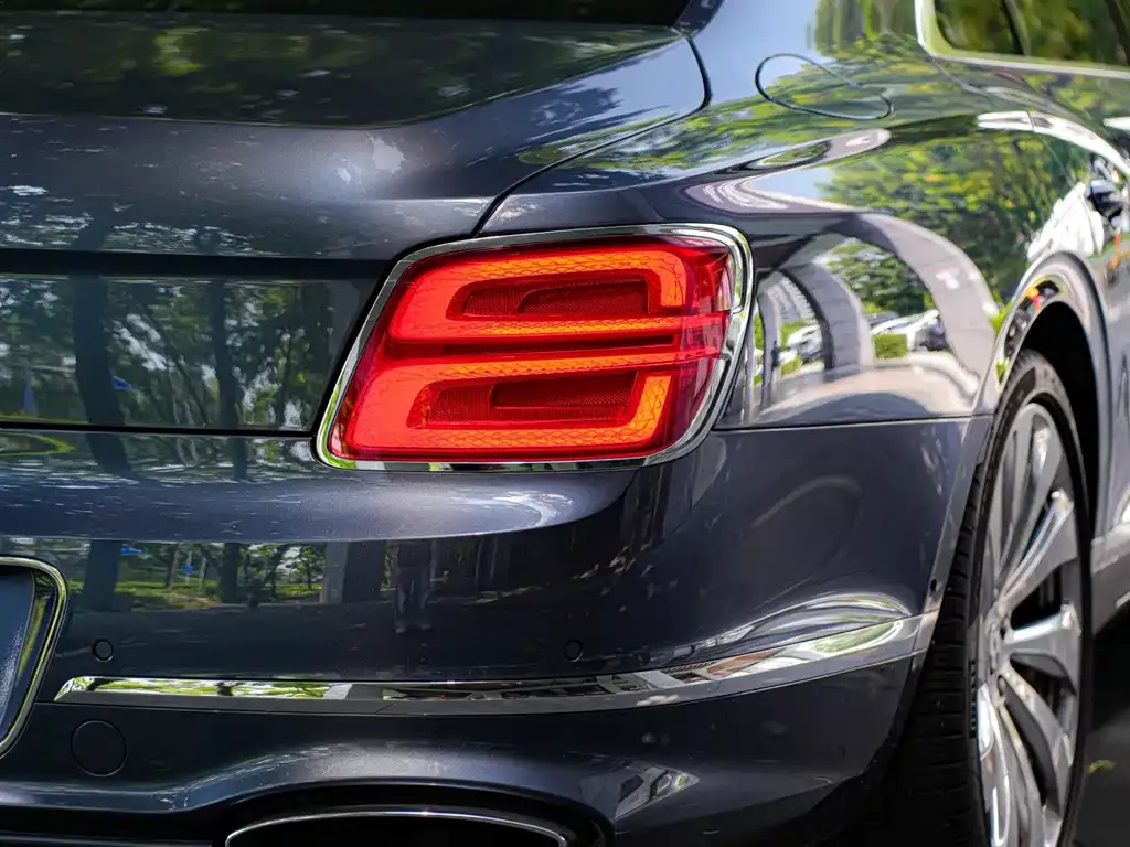 Bentley Flying Spur — фото 6