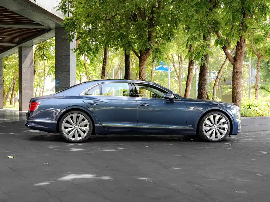 Bentley Flying Spur — фото 4