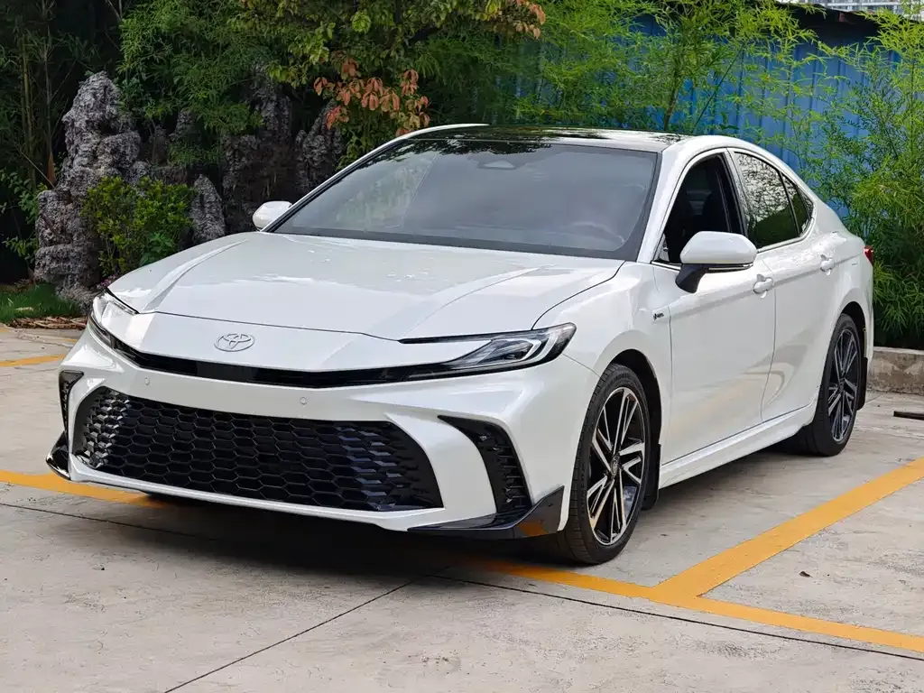 Toyota Camry — фото 1