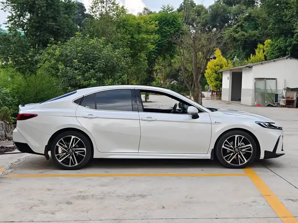Toyota Camry — фото 5