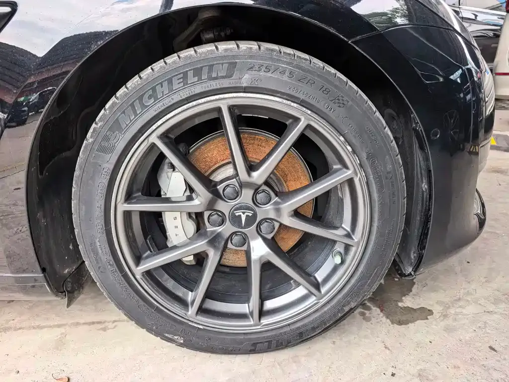 Tesla Model 3 — фото 10