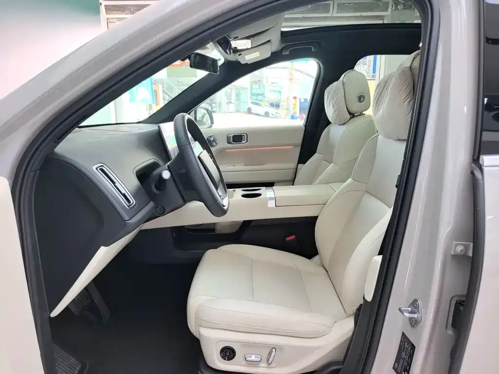 Li Auto L6 — фото 10