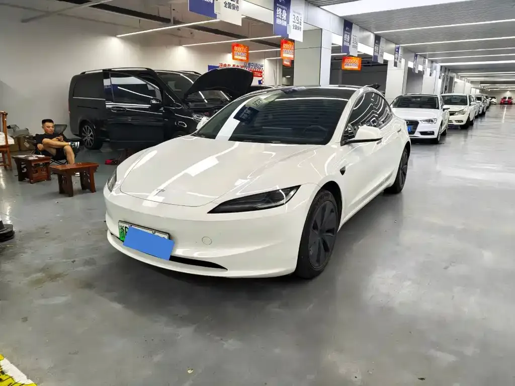 Tesla Model 3 — фото 1