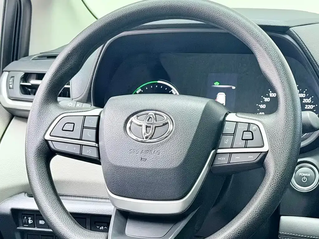 Toyota Sienna — фото 9