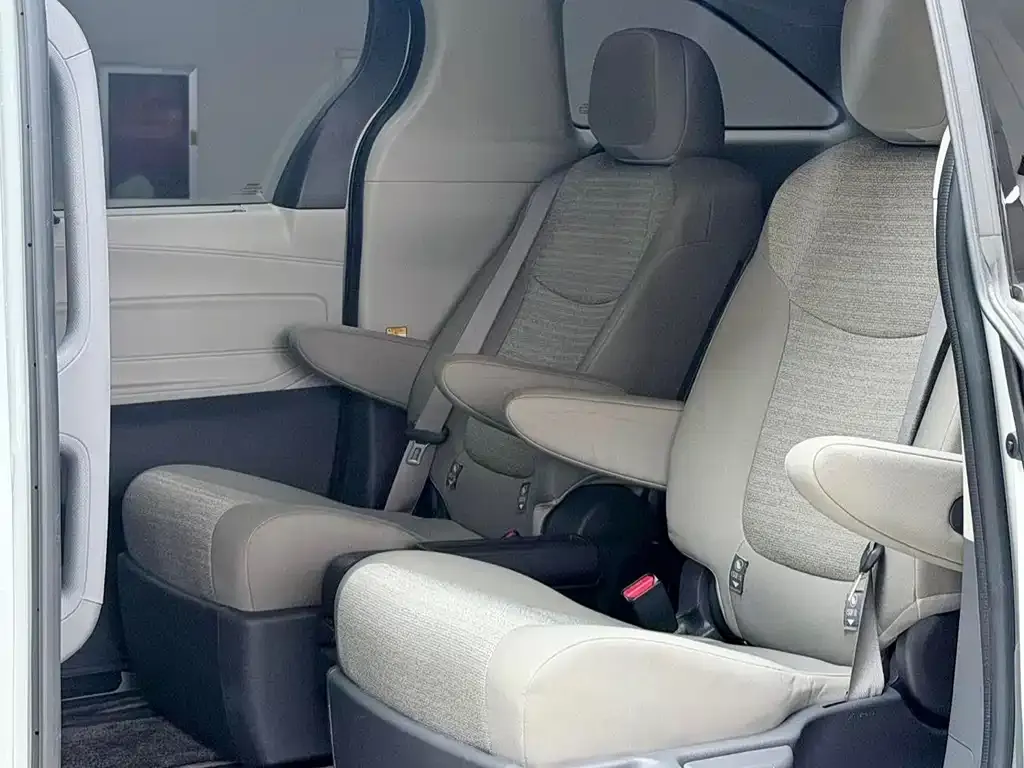 Toyota Sienna — фото 10