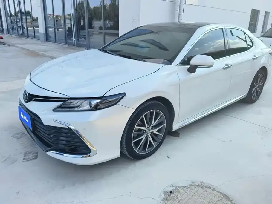 Toyota Camry — фото 1
