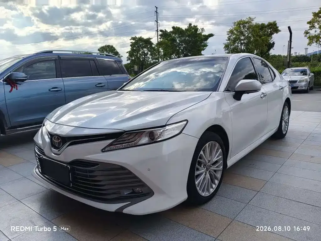 Toyota Camry — фото 1