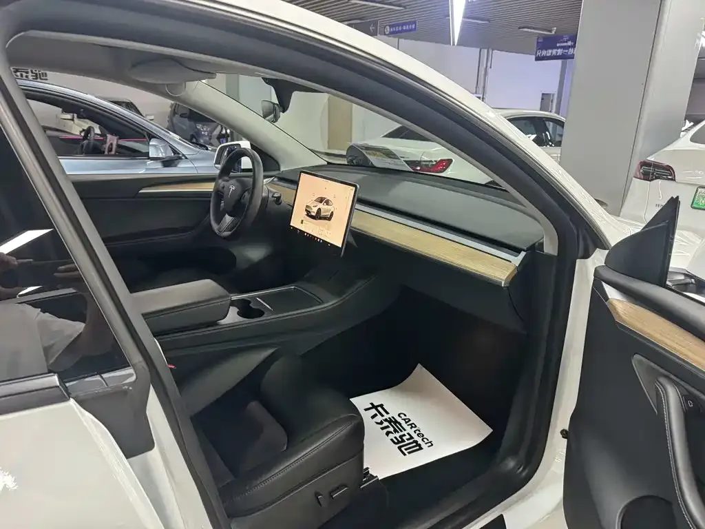 Tesla Model Y — фото 6