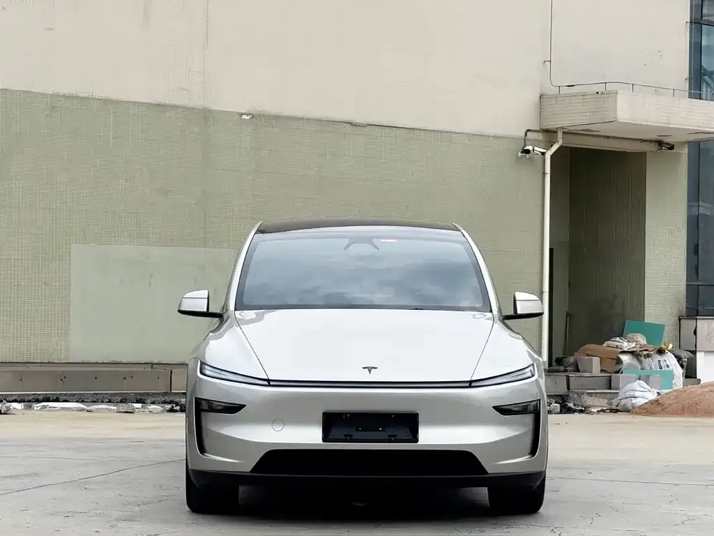 Tesla Model Y L — фото 8