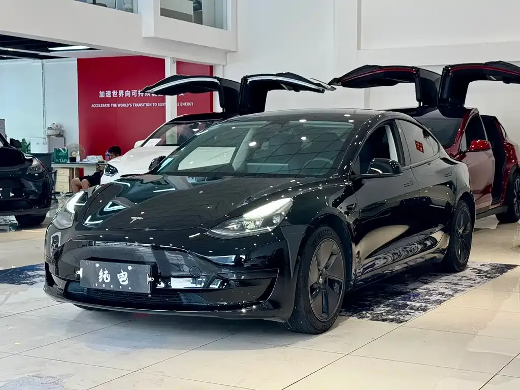 Tesla Model 3 — фото 1