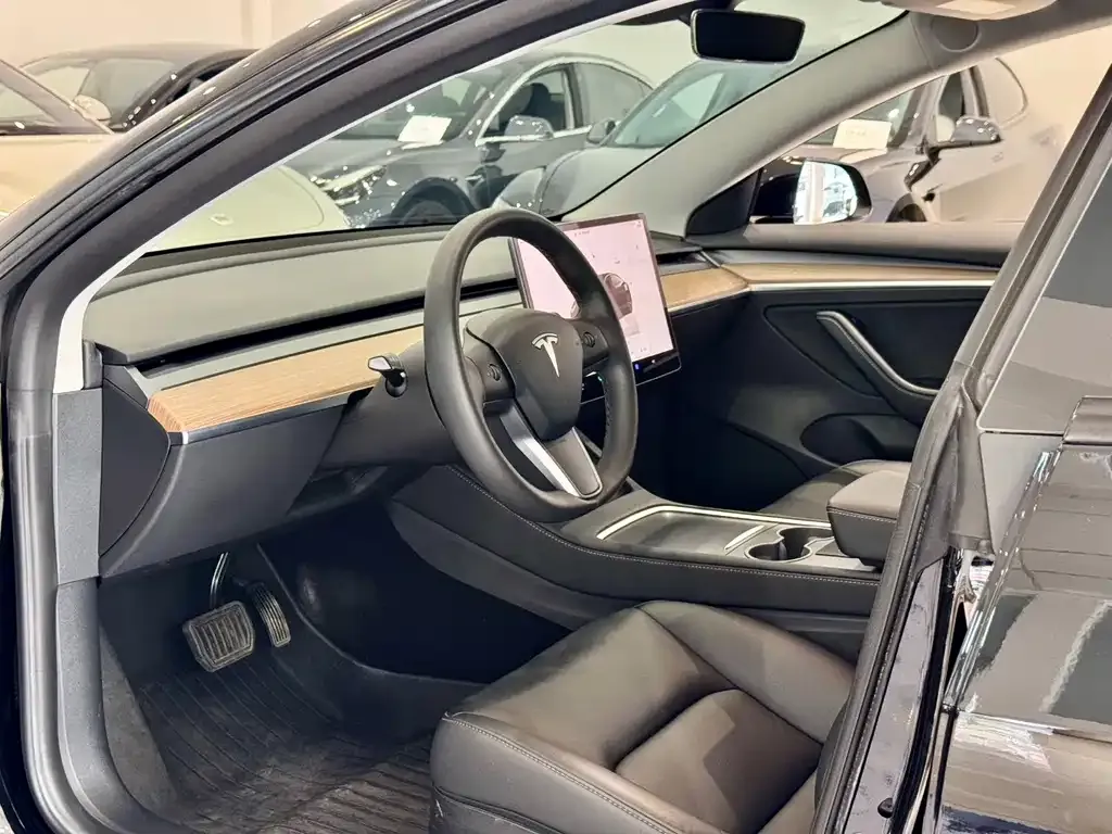 Tesla Model 3 — фото 4