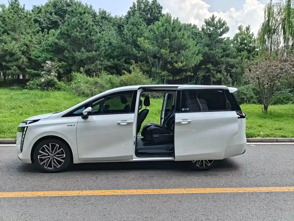 GAC Motor 传祺E8 PHEV — фото 8