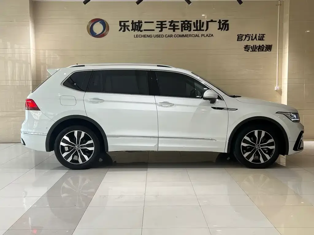 Volkswagen Tiguan L — фото 7