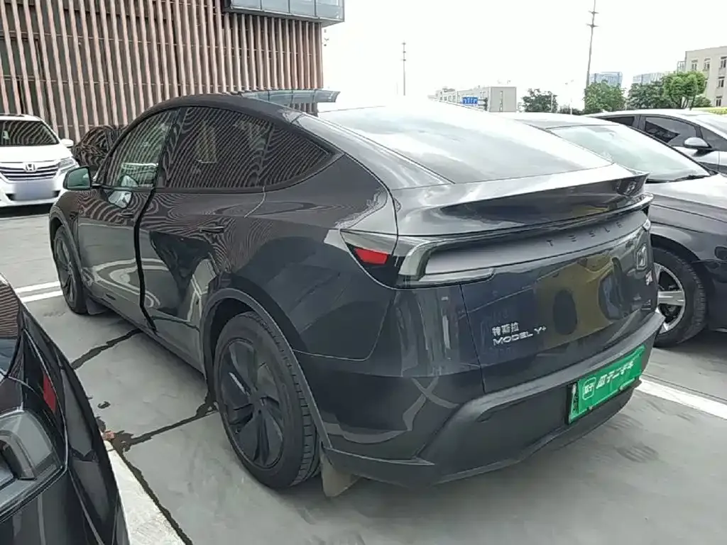 Tesla Model Y — фото 7