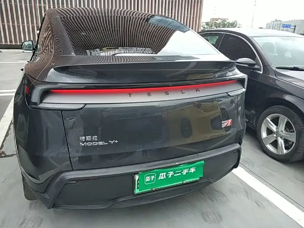 Tesla Model Y — фото 10