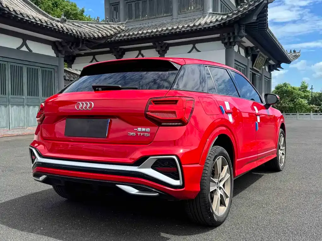 Audi Q2L — фото 6
