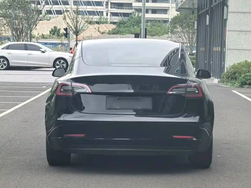 Tesla Model 3 — фото 9