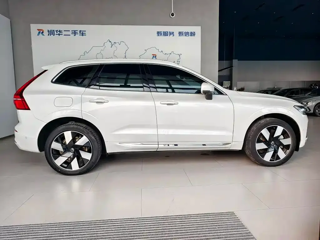 Volvo XC60 PHEV — фото 10