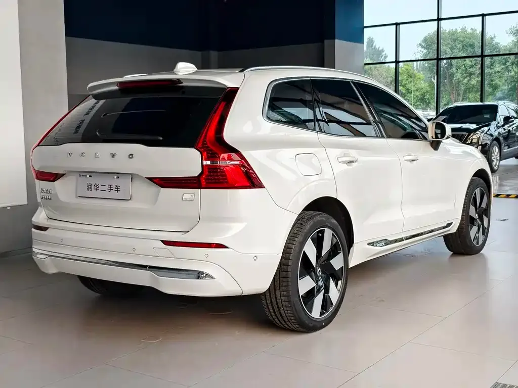 Volvo XC60 PHEV — фото 7