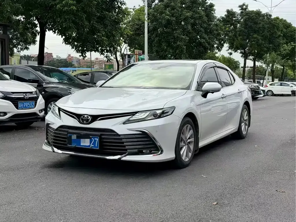 Toyota Camry — фото 1