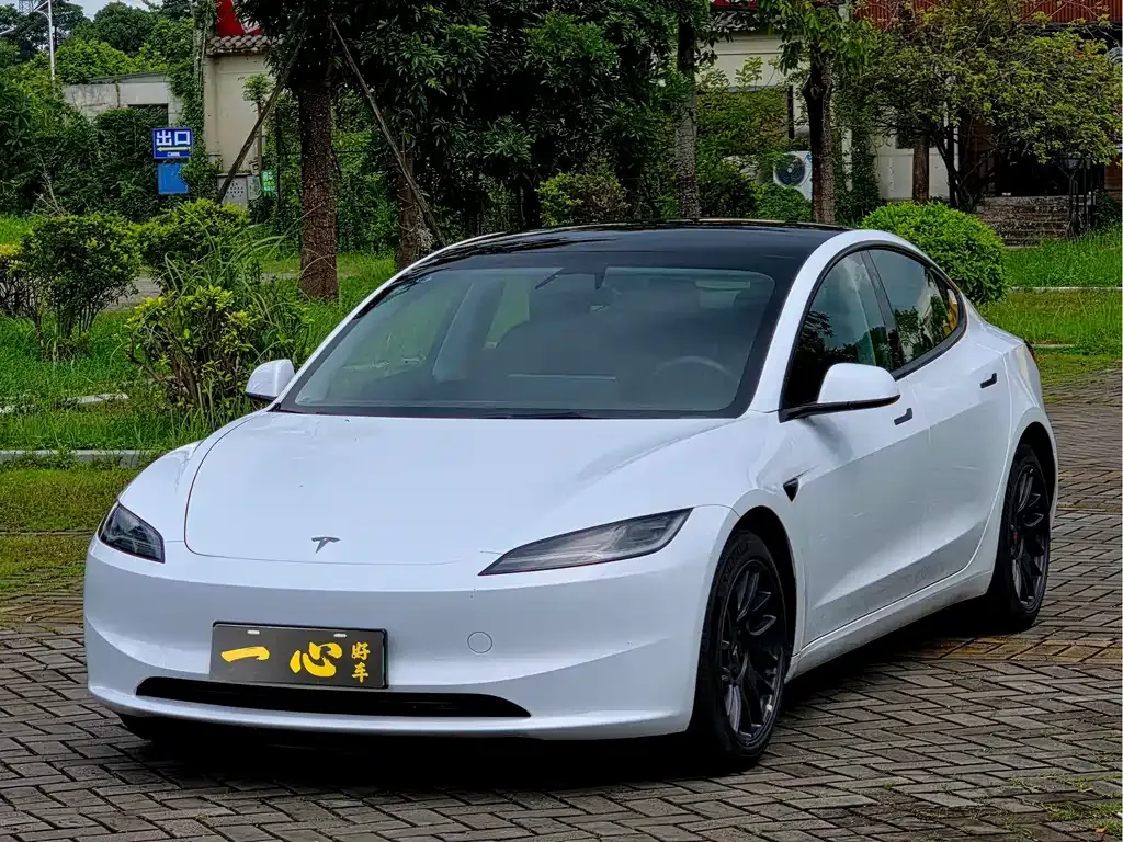 Tesla Model 3 — фото 1