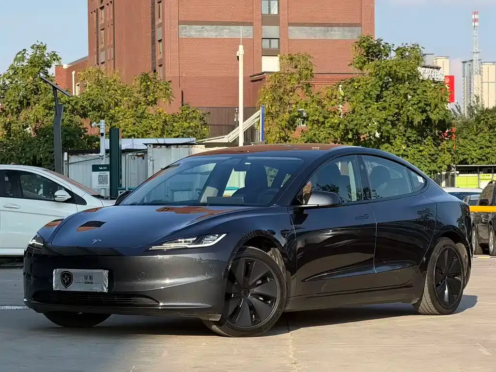 Tesla Model 3 — фото 1