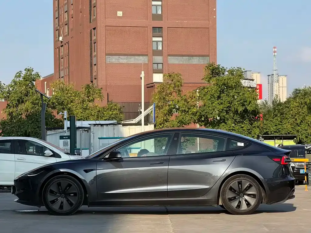 Tesla Model 3 — фото 4
