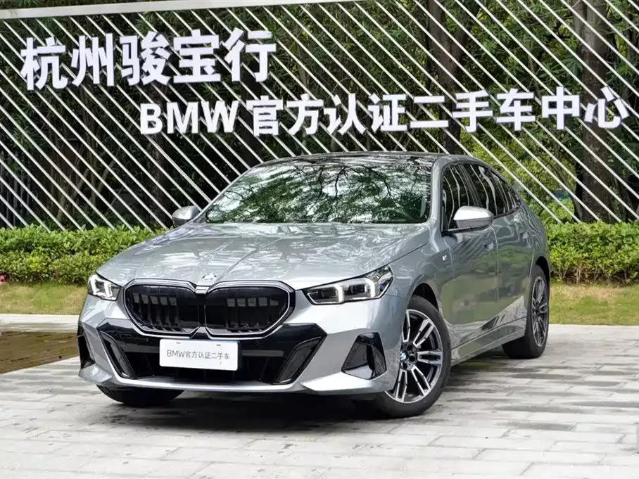 BMW 5 Series — фото 1