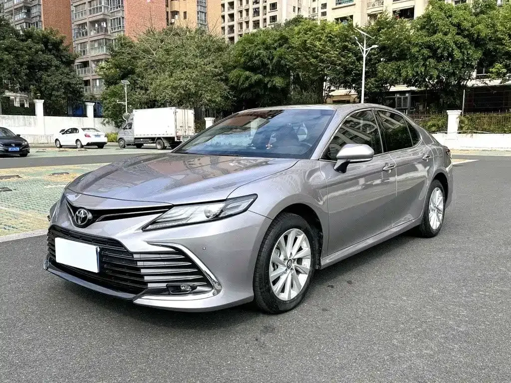 Toyota Camry — фото 1
