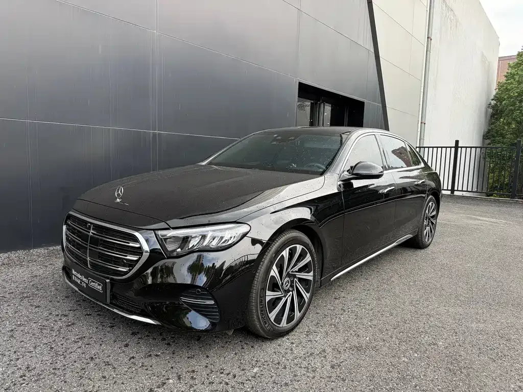 Mercedes-Benz E-Class — фото 1