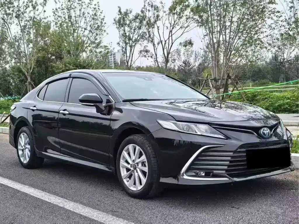 Toyota Camry — фото 1