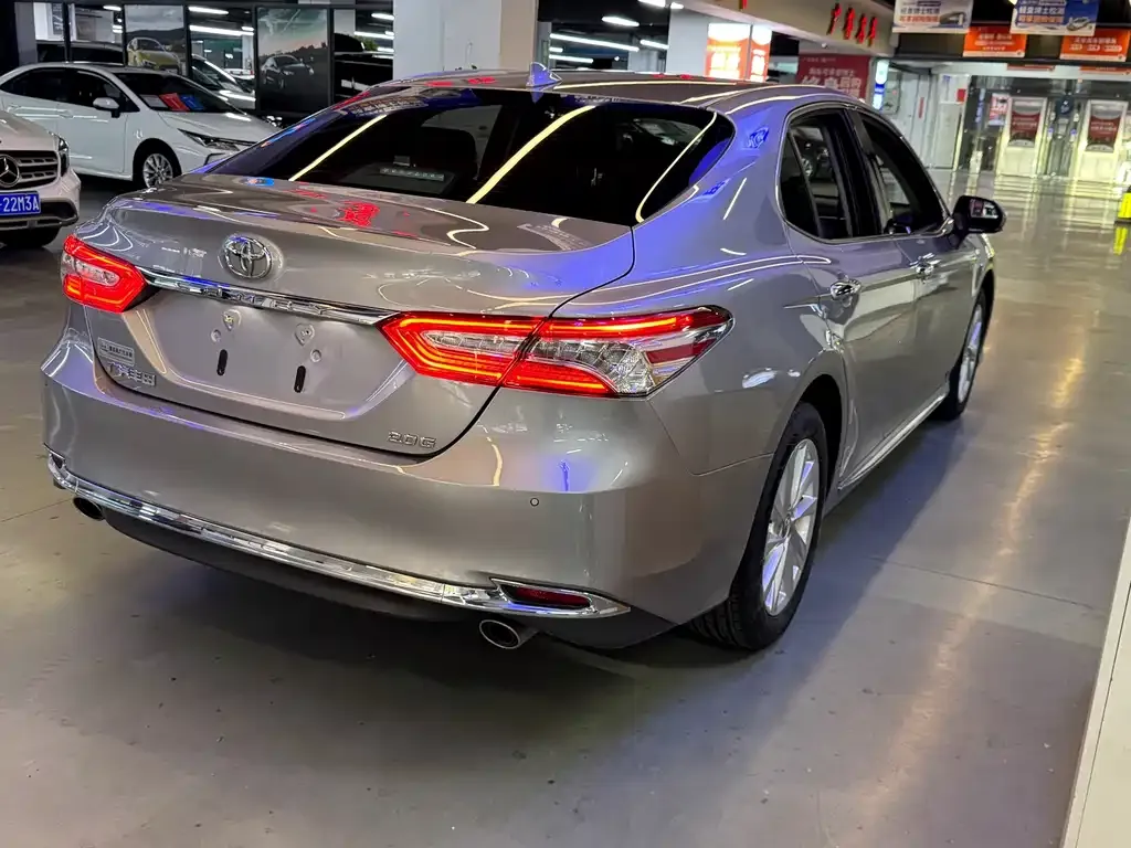 Toyota Camry — фото 10