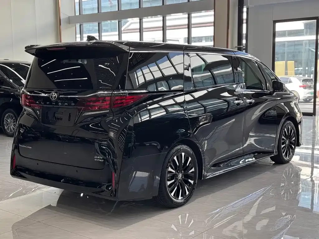 Toyota Alphard — фото 10