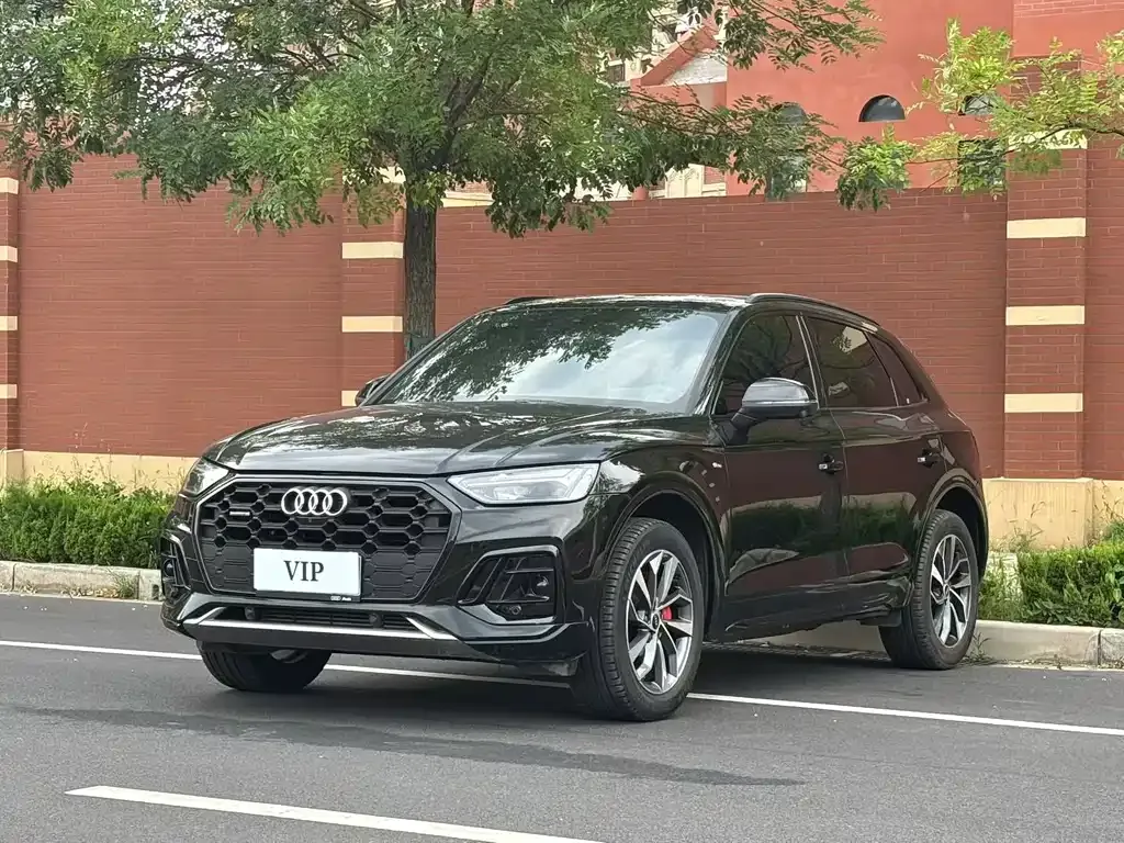Audi Q5L — фото 1
