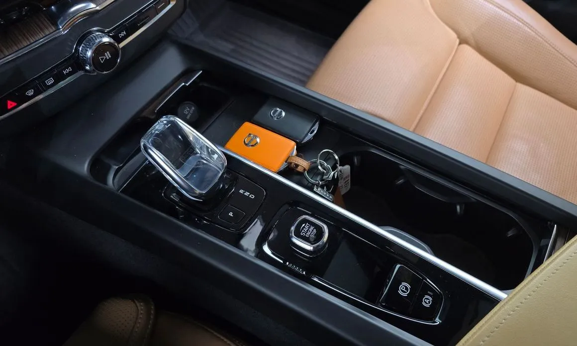 Volvo XC60 — фото 10