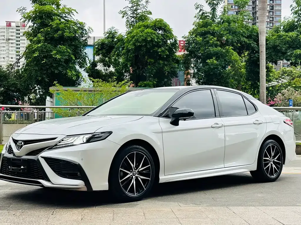 Toyota Camry — фото 1
