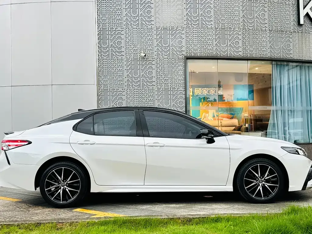 Toyota Camry — фото 9