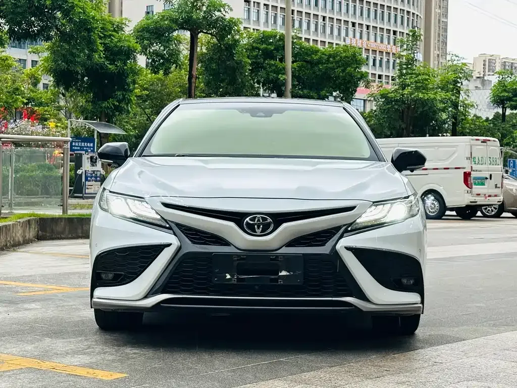 Toyota Camry — фото 4