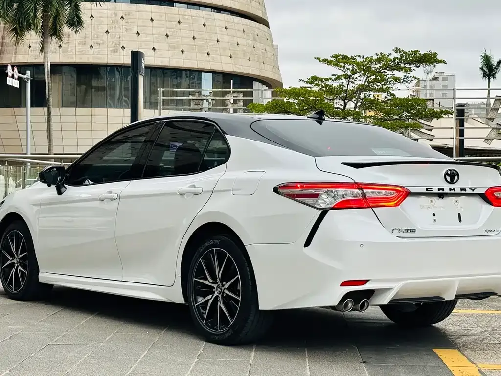 Toyota Camry — фото 6