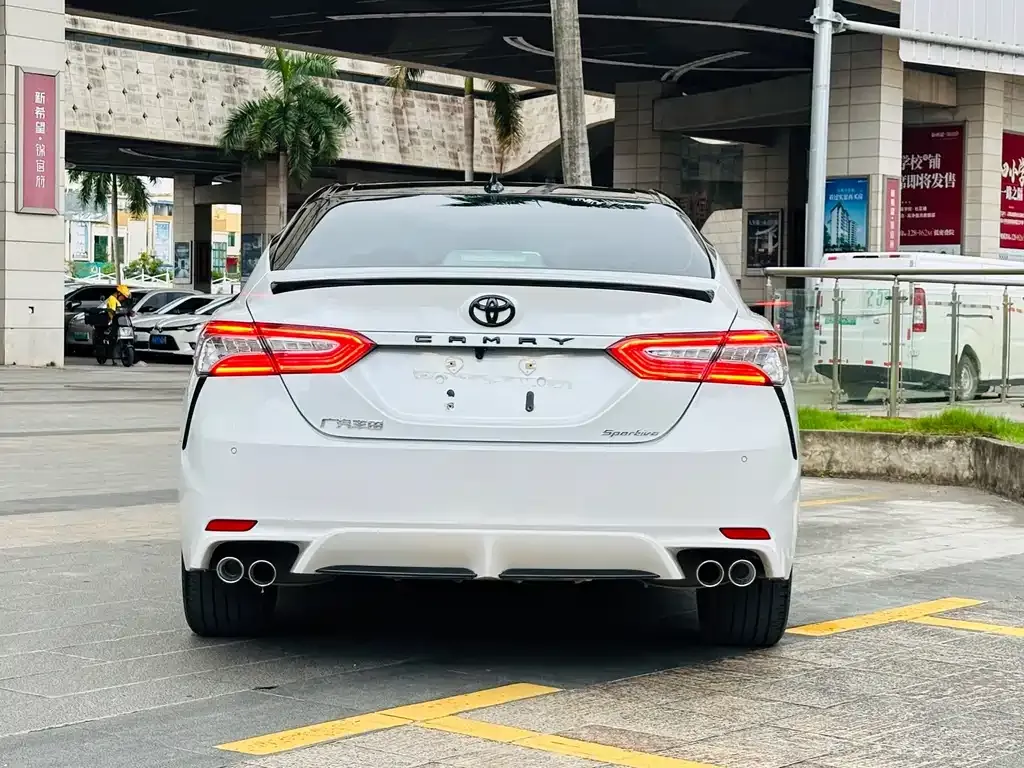 Toyota Camry — фото 10