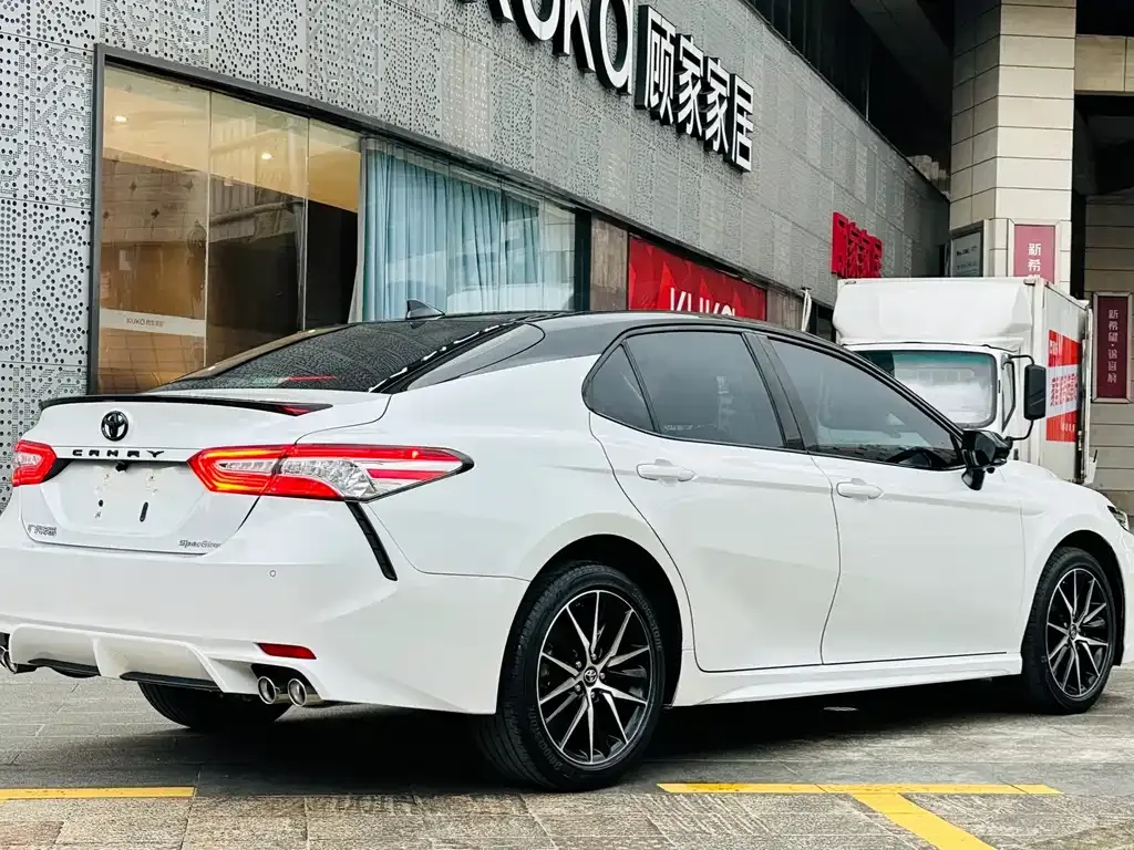 Toyota Camry — фото 2
