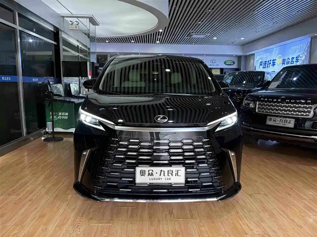 Lexus LM — фото 10