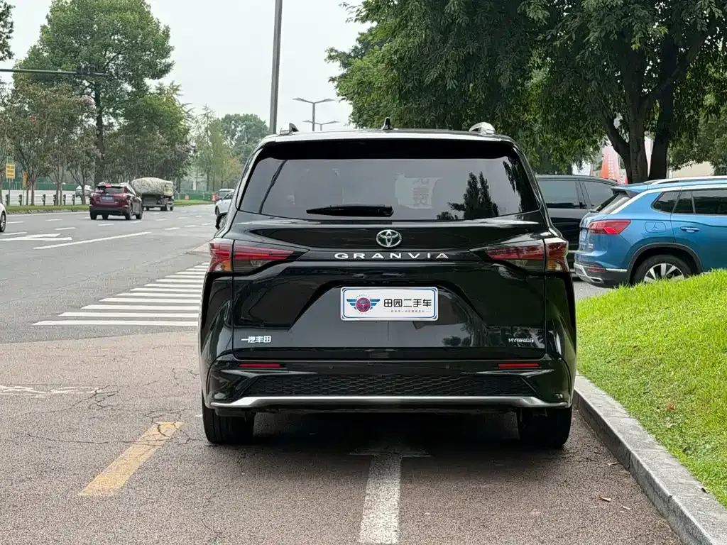 Toyota Granvia — фото 5