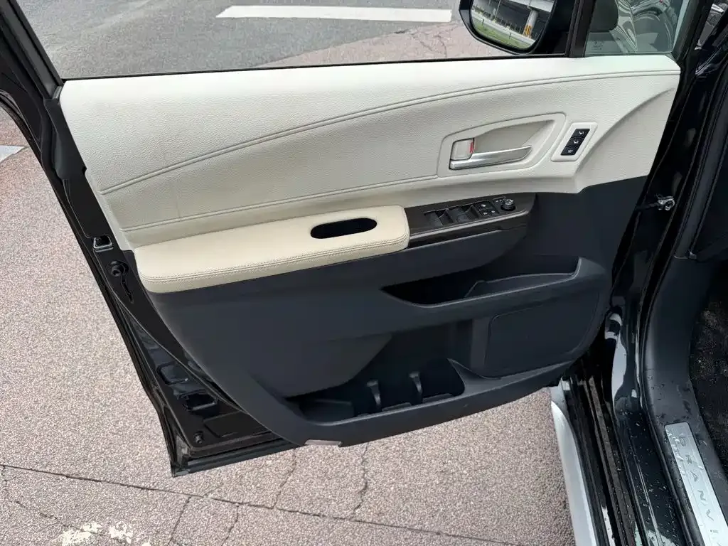 Toyota Granvia — фото 6